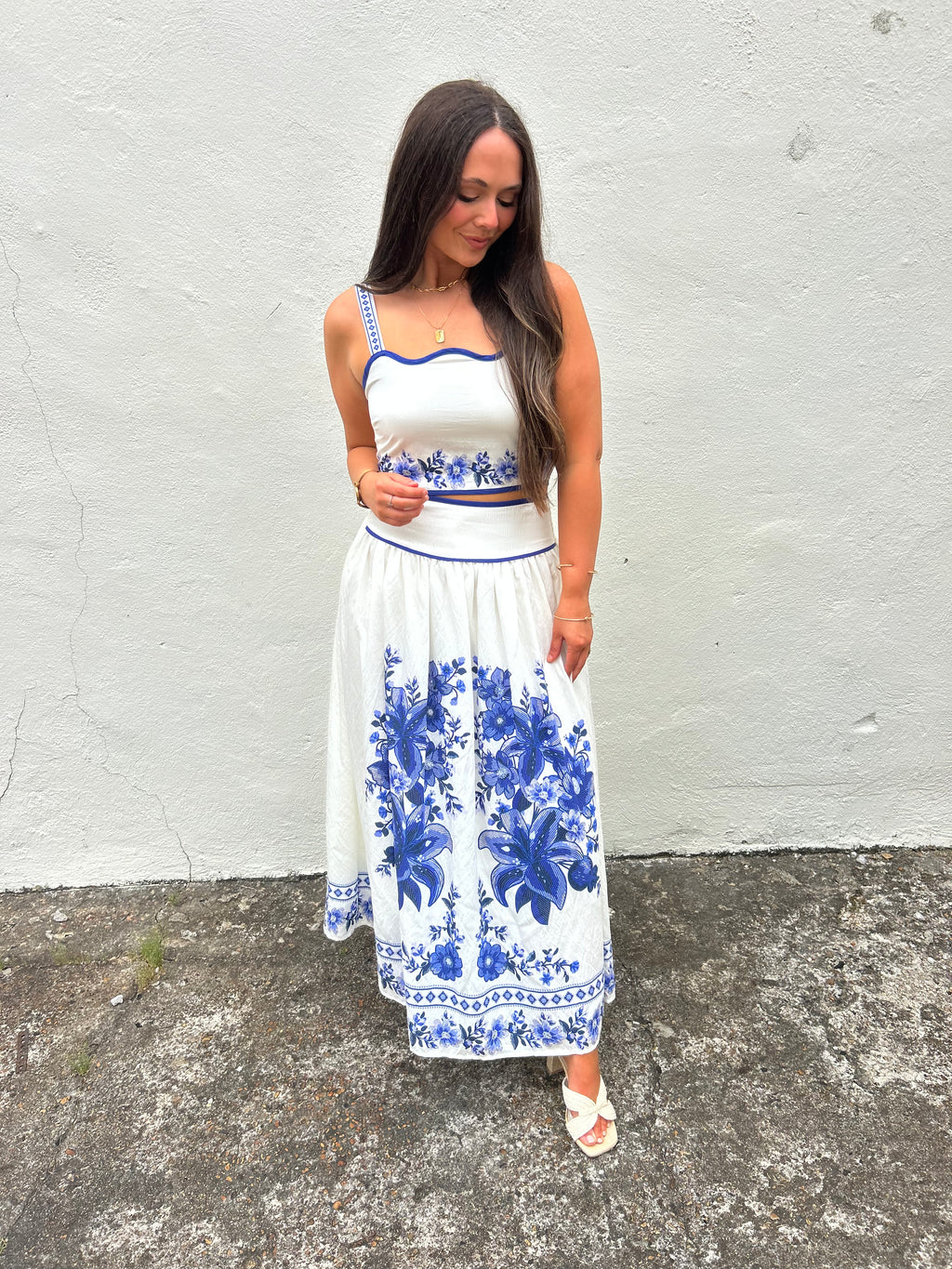 THE BLUE PORCELAIN SCALLOPED TOP