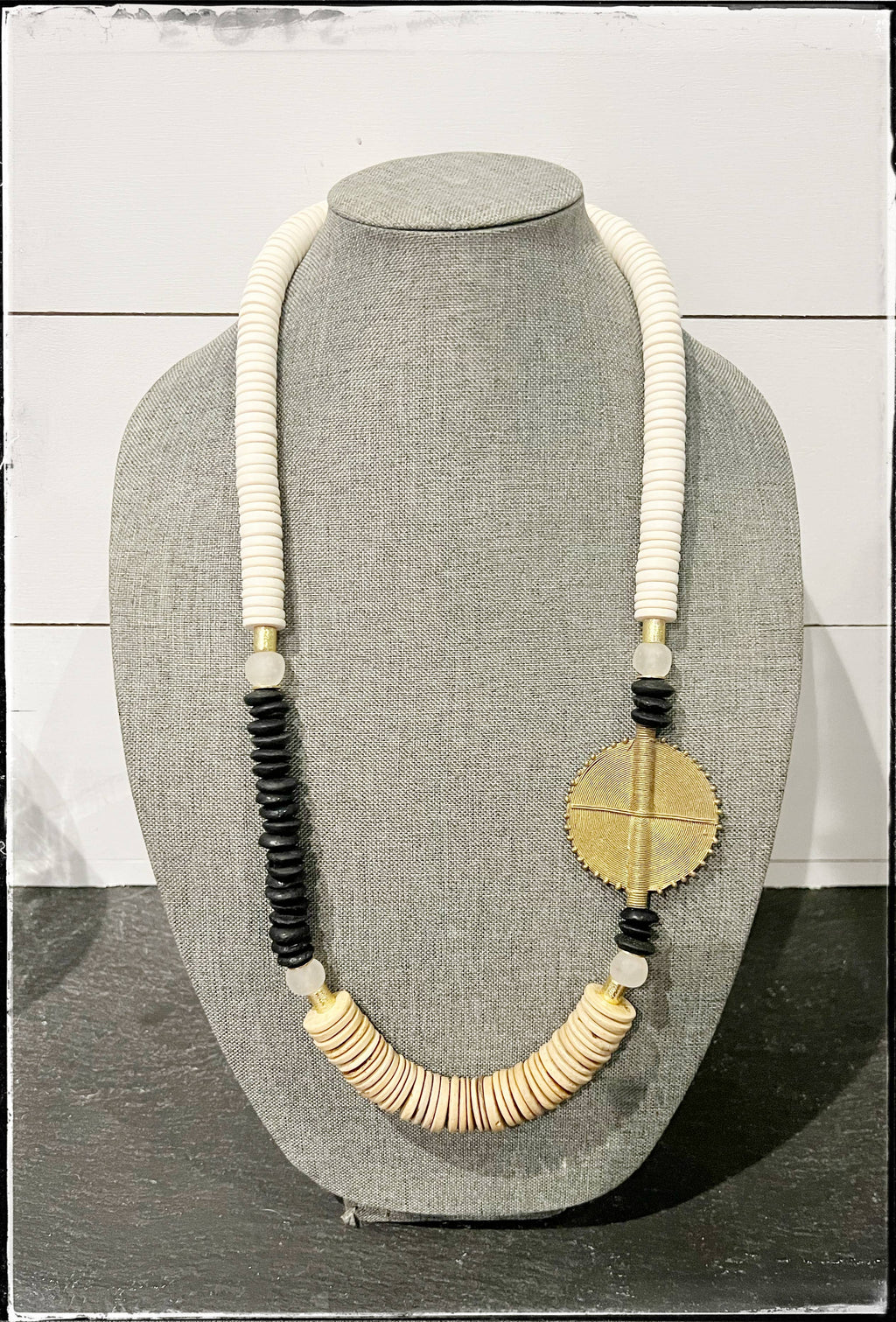 GENTRY BY JENNA | BRASS PENDANT NECKLACE - TAN + BLACK BEAD