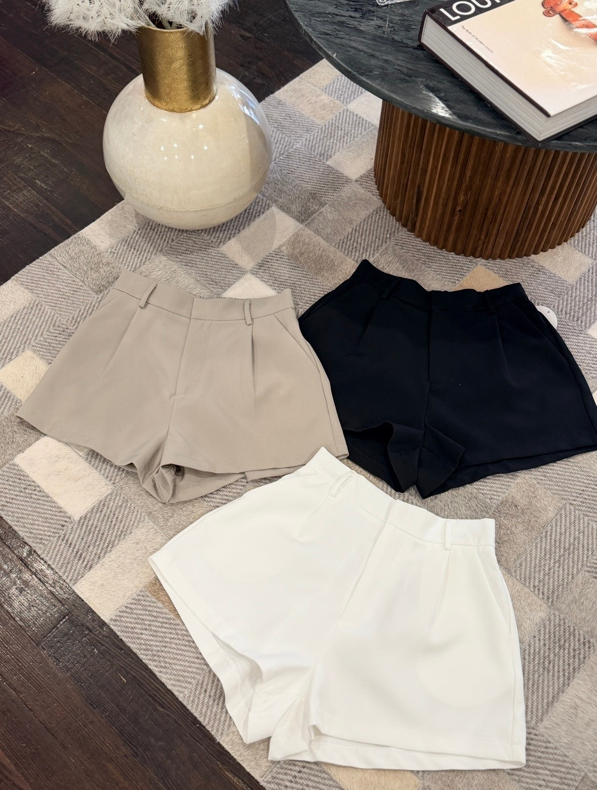 GLAM | THE ESSENTIAL SHORT IN TAUPE