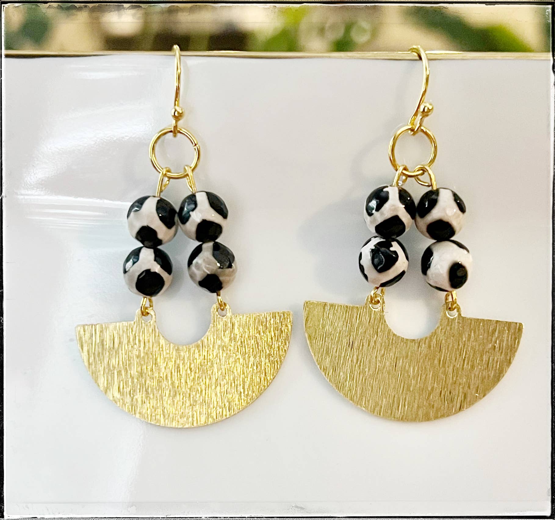 GENTRY BY JENNA | GOLD AGATE BEAD EARRING