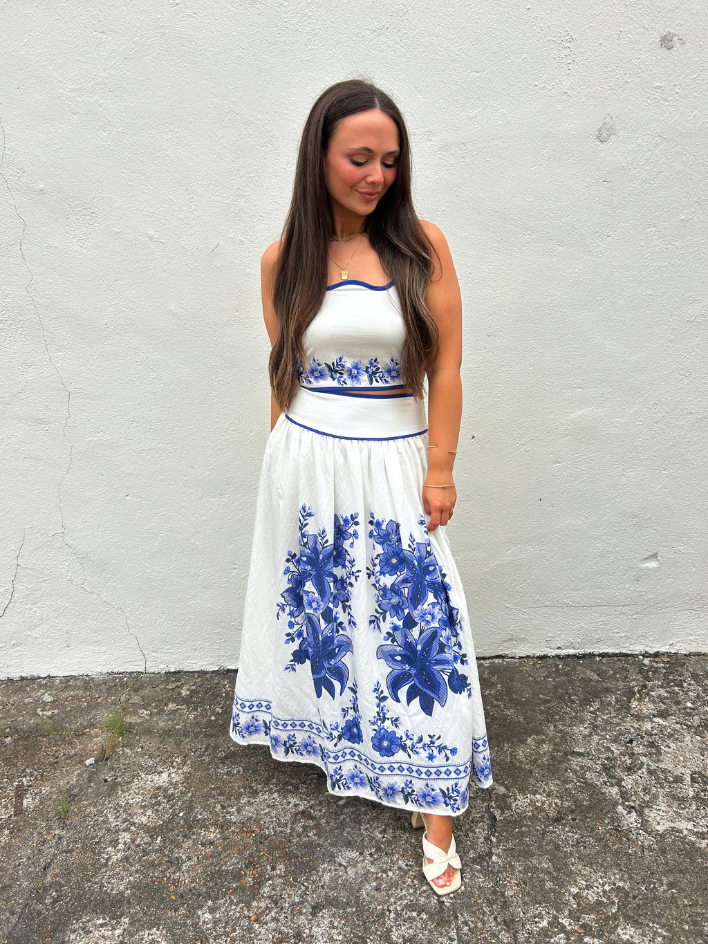 THE BLUE PORCELAIN SCALLOPED TOP