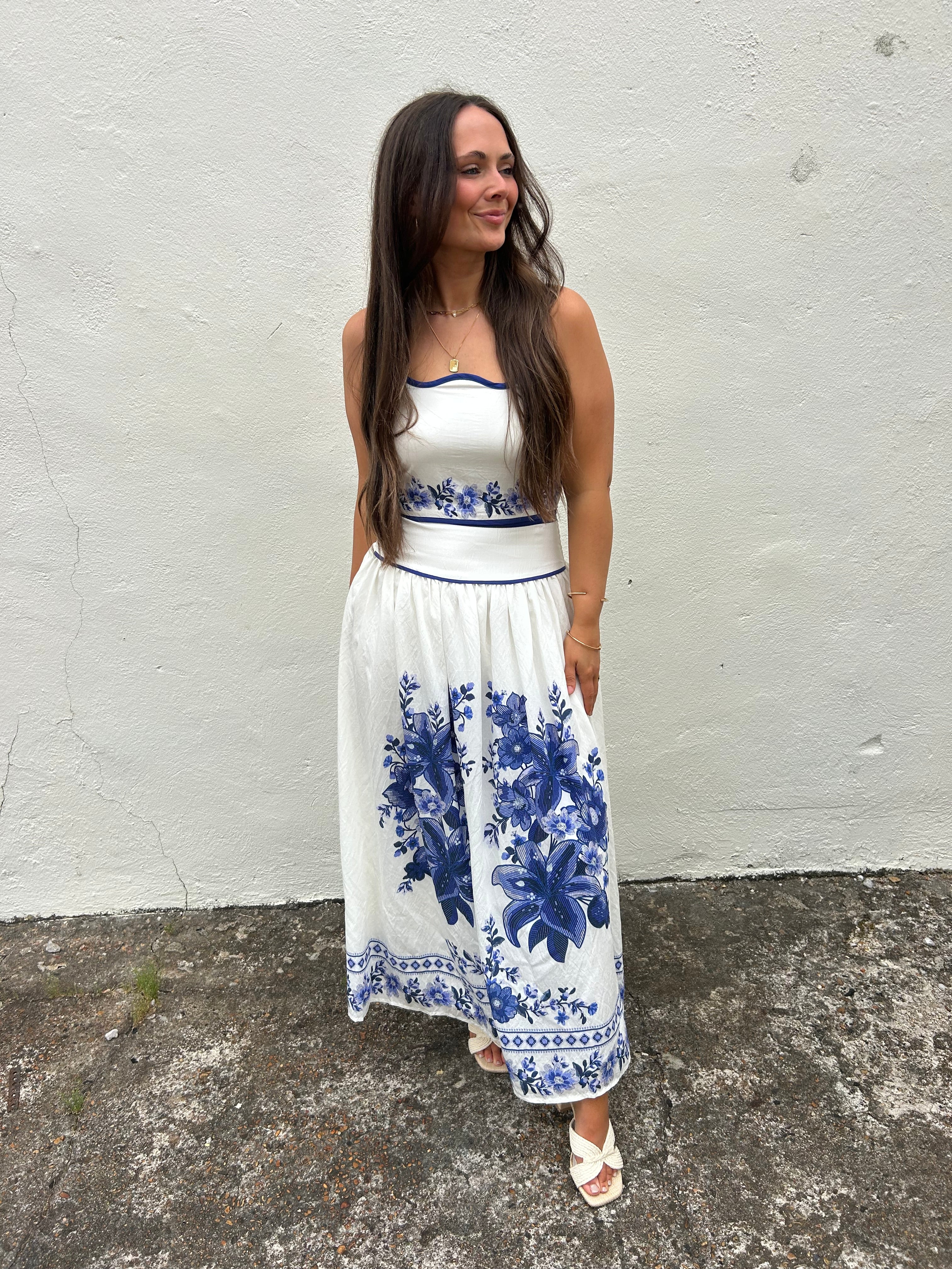 THE BLUE PORCELAIN SCALLOPED TOP