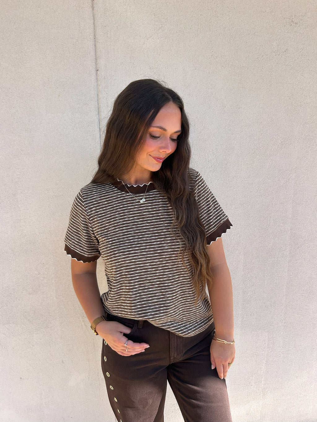 CHOCOLATE SCALLOP STRIPE TEE