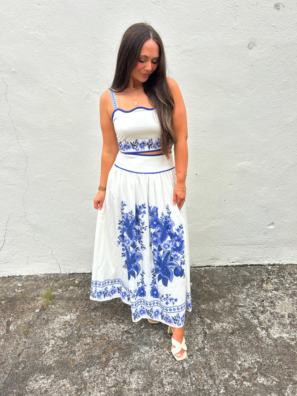 THE BLUE PORCELAIN SCALLOPED TOP