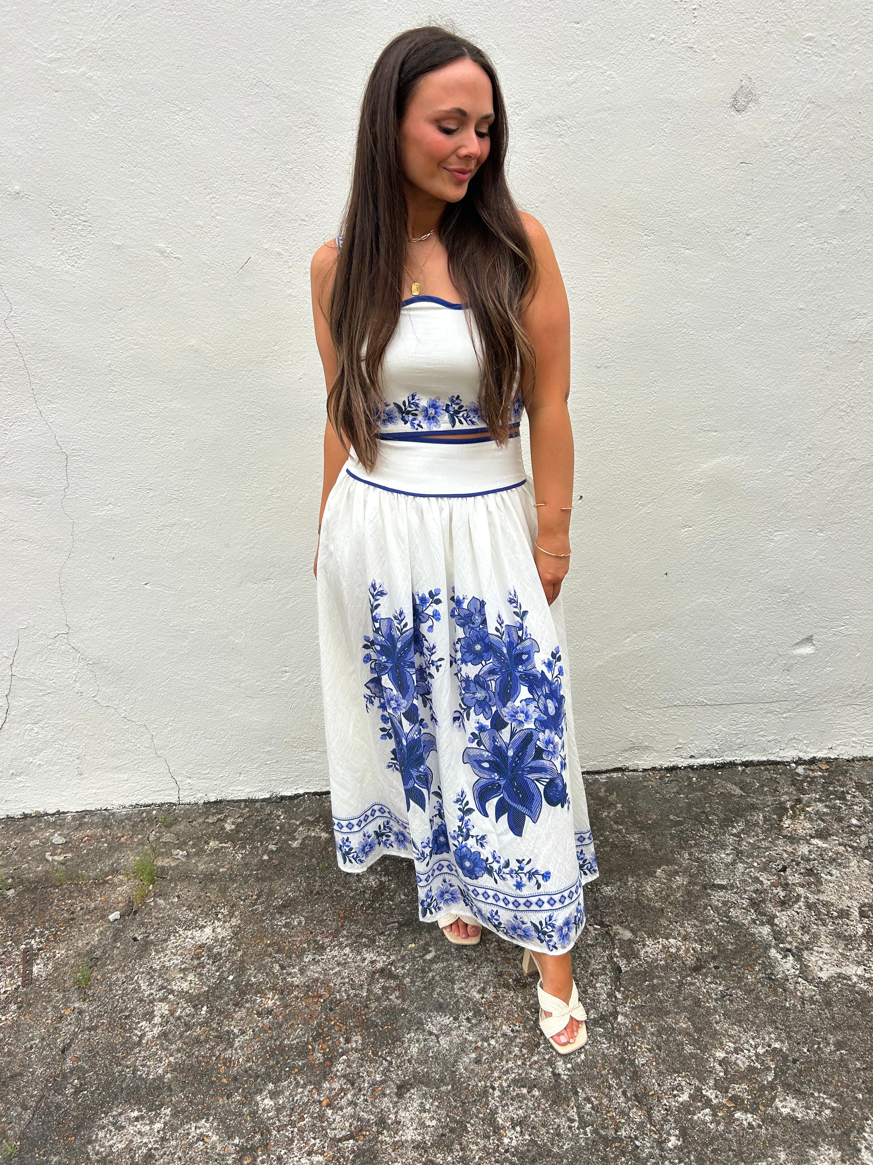 THE BLUE PORCELAIN SCALLOPED TOP